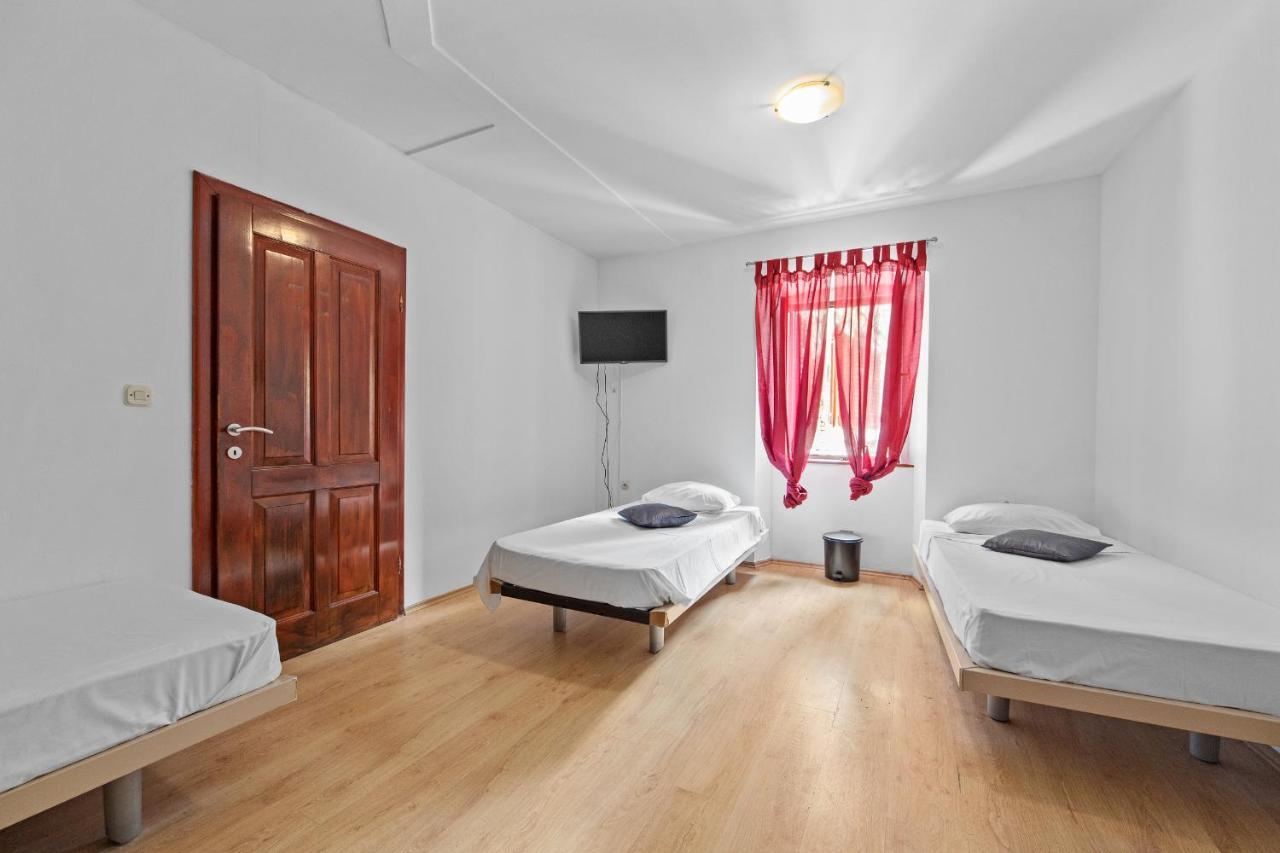 Pula Hostel Екстериор снимка