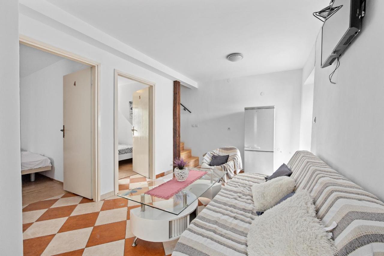 Pula Hostel Екстериор снимка